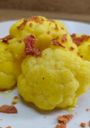 Foto principal de Coliflor al azafrán con jamón deshidratado