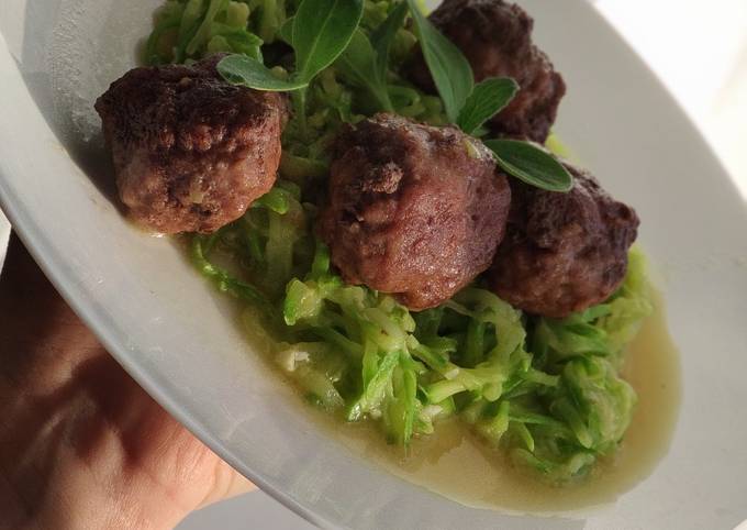 Тефтели с кабачковой лапшой