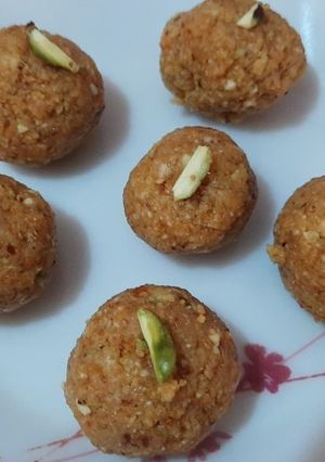 A picture of Moong dal ladoo.