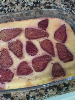 Una foto de Pastel de yogurt y fresas