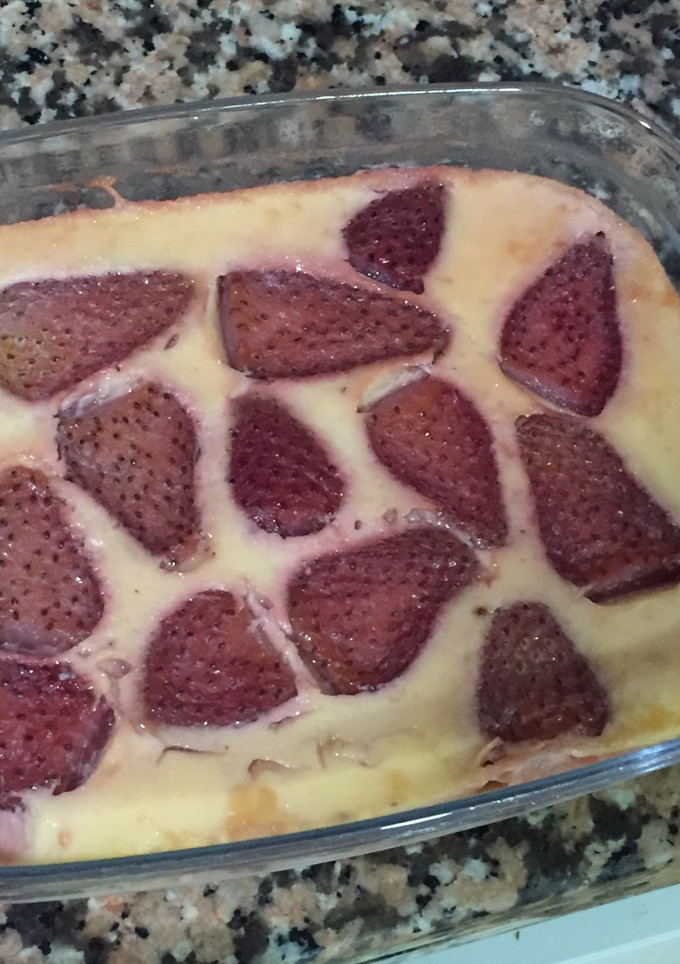 Una foto de Pastel de yogurt y fresas