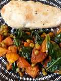 Curry de patata y semillas de nigella con naan casero