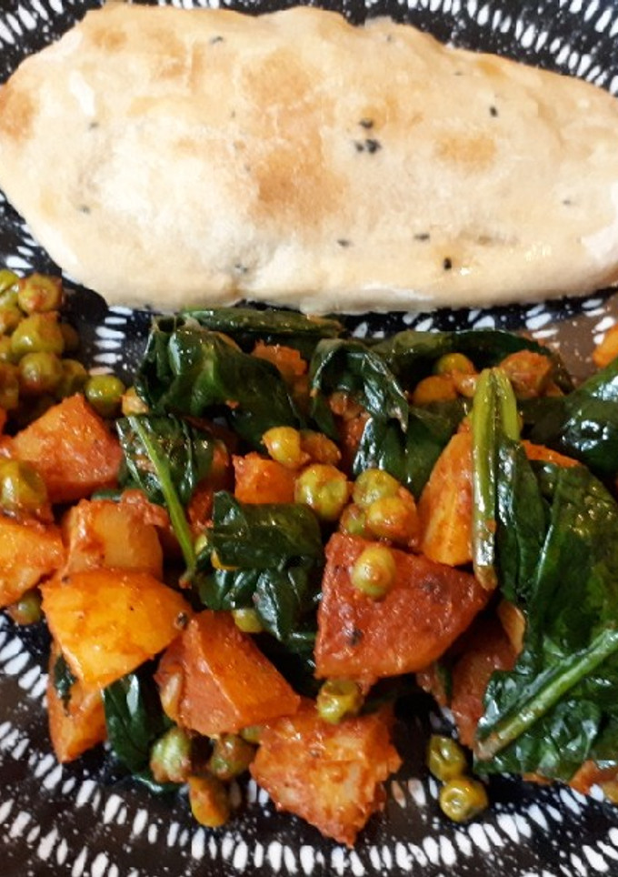 Una foto de Curry de patata y semillas de nigella con naan casero
