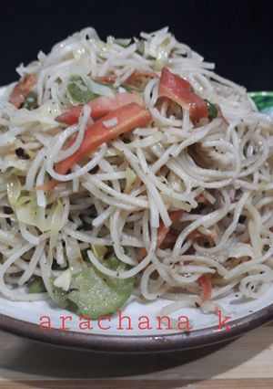 A picture of Veg chow mein.