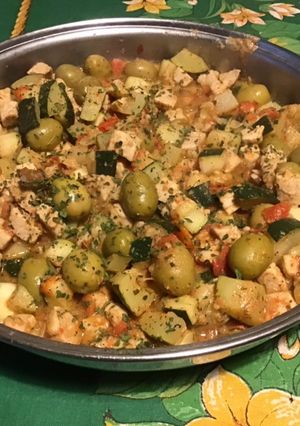 Une photo de Veau aux olives,tomates et courgette