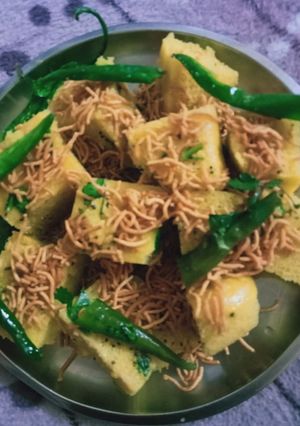 ढोकला (dhokla recipe in Hindi) रेसिपी मुख्य फोटो