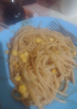 Una foto de Espagueti rojo con elote Delicioso😋😋