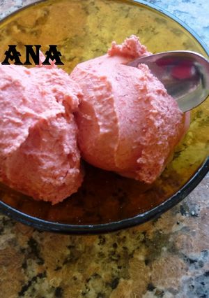 Una foto de Helado de frutilla casero