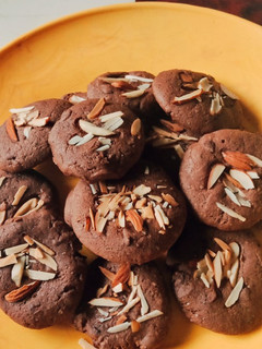 A picture of Eggless chocolate almond cookies.