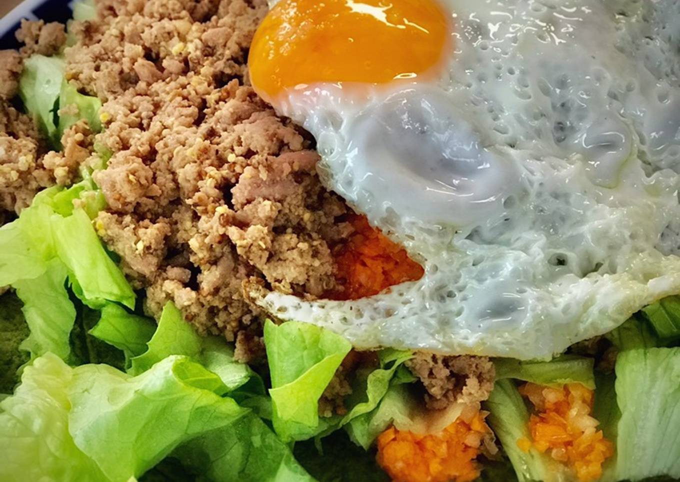Deconstrucción de hamburguesa en crepe de espinacas