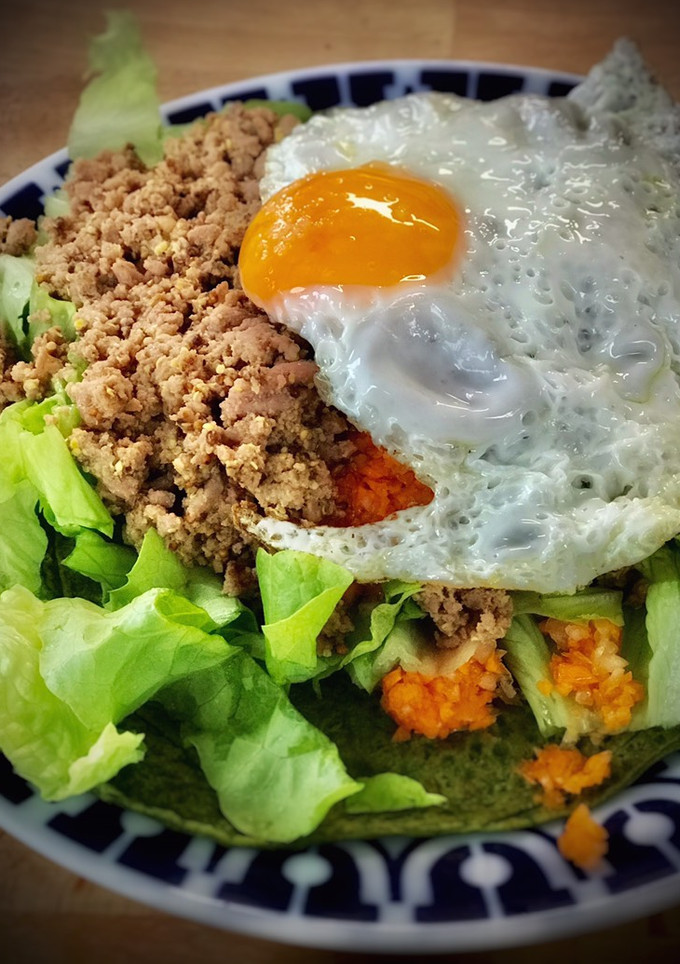 Una foto de Deconstrucción de hamburguesa en crepe de espinacas