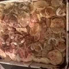 Una foto de Pollo al horno con papa y cebolla