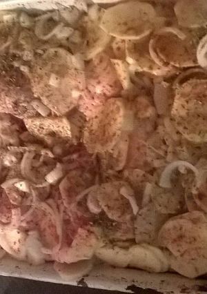 Una foto de Pollo al horno con papa y cebolla