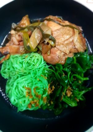รูปของ บะหมี่หยกไก่และกระดูกอ่อนตุ๋นเต้าซี่