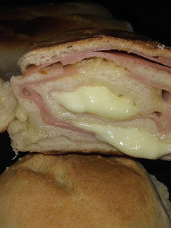 Una foto de Pan casero relleno de jamón y queso 😱