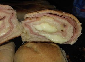 Una foto de Pan casero relleno de jamón y queso 😱
