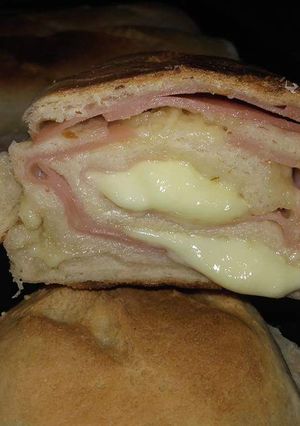 Una foto de Pan casero relleno de jamón y queso 😱
