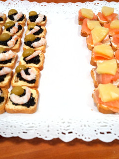 Una foto de Canapés: gamba y caviar / salmón y piña