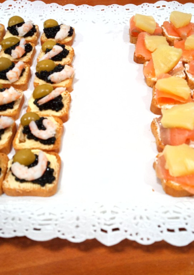 Una foto de Canapés: gamba y caviar / salmón y piña