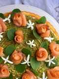Torta salata con crema di avocado al pompelmo rosa e rose di salmone