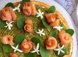 Foto di Torta salata con crema di avocado al pompelmo rosa e rose di salmone