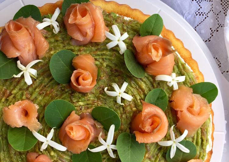 Torta salata con crema di avocado al pompelmo rosa e rose di salmone