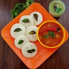 A picture of Idli Sambar.