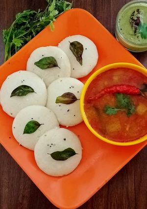 A picture of Idli Sambar.