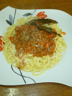 Una foto de Tallarines caseros con tuco criollo !!