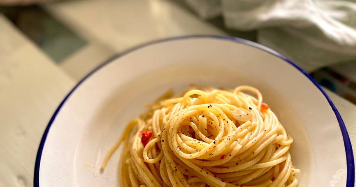 Espaguetis con ajo, aceite y guindilla Receta de Irene-Guirao- Cookpad