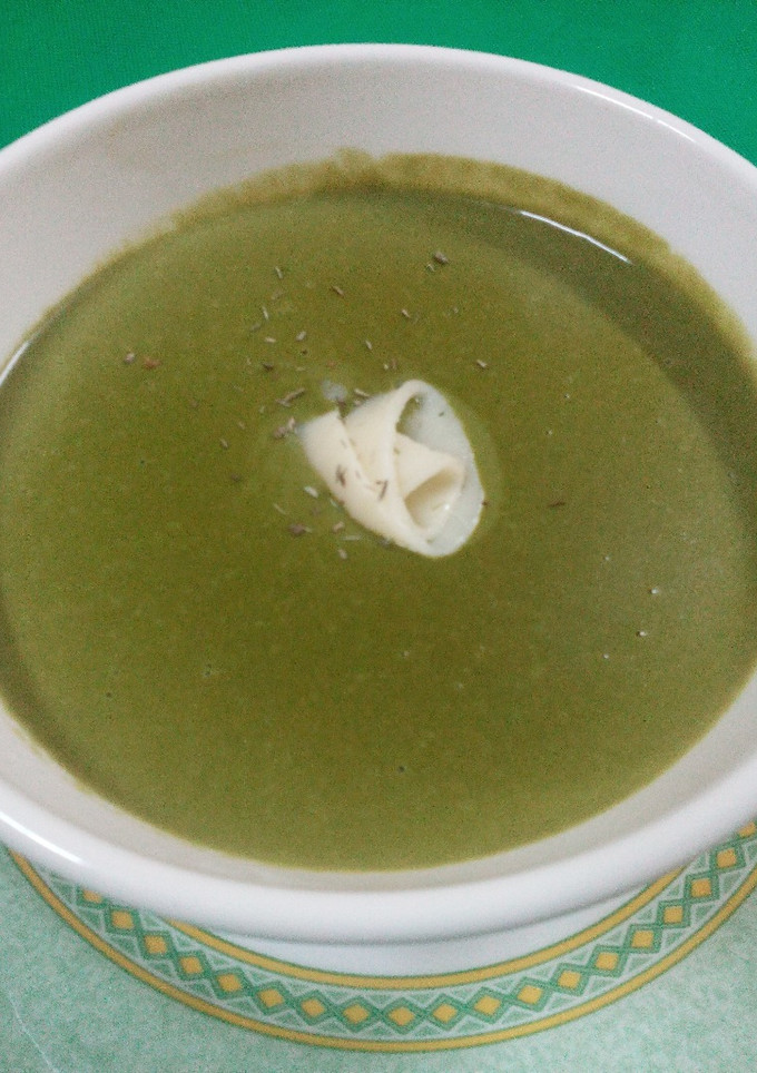 Una foto de Crema de espárragos verdes y espinacas