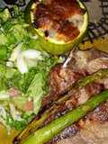 Bifes Con Espárragos, Zapallitos Rellenos Y Ensalada