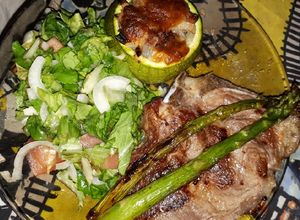 Una foto de Bifes Con Espárragos, Zapallitos Rellenos Y Ensalada