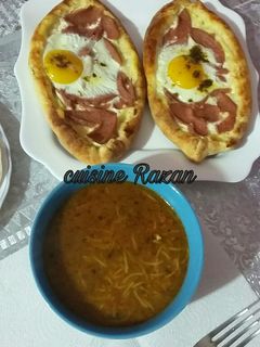 صورة لوصفة بيتزا القوارب التركية