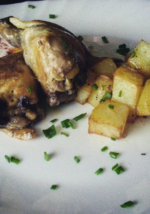 Una foto de Pollo horneado al limón con patatas