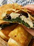 'MPANATA siciliana di spinaci cavolfiore e olive nere