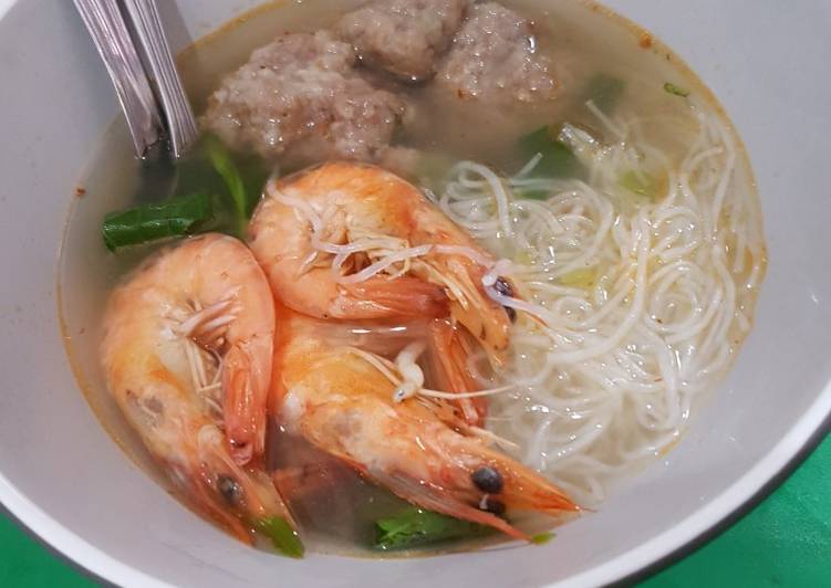 Sup udang dan bakso ala vietnam