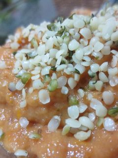 Una foto de Paté de berenjenas con tomate seco y Agua de mar