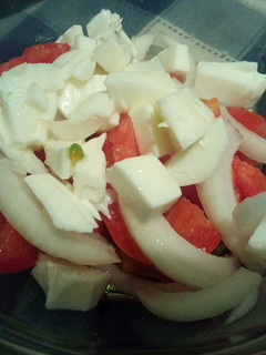 Una foto de Ensalada de tomate, queso fresco y cebolla