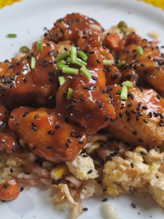 Una foto de DAKGANGJEONG (pollo agridulce Coreano)