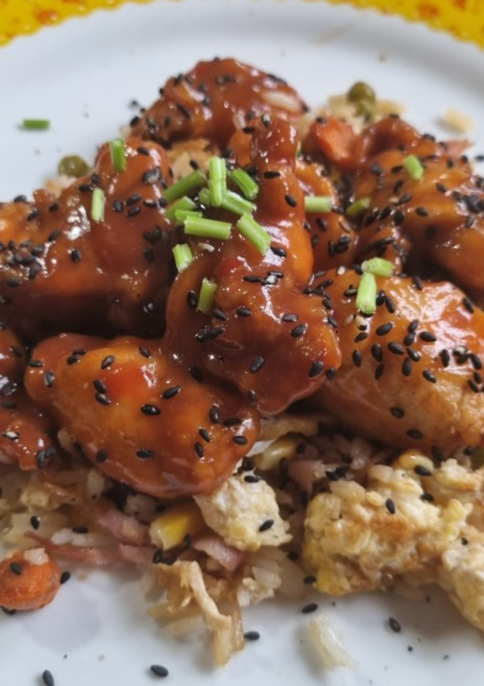 Una foto de DAKGANGJEONG (pollo agridulce Coreano)