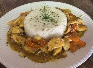 Una foto de Pechuga de pollo en salsa de naranja con romero y curry