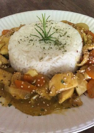 Una foto de Pechuga de pollo en salsa de naranja con romero y curry