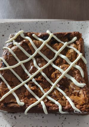 Una foto de Brownie de Chocolate Blanco y Pistachos