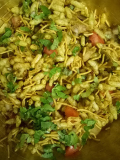 ભેળ પૂરી(Bhel Poori Recipe in Gujarati) રેસીપી મુખ્ય ફોટો