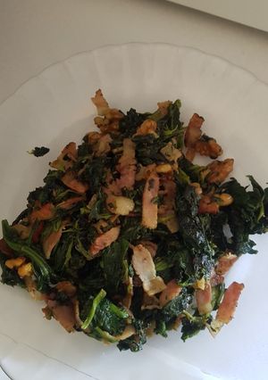 Una foto de Espinacas con nueces y bacon
