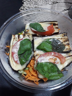 Una foto de Ensalada fresca con berenjena caprese