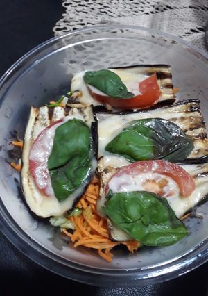 Una foto de Ensalada fresca con berenjena caprese