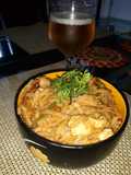 Tallarines de arroz con pollo y jamón en salsa de soja