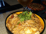 Tallarines de arroz con pollo y jamón en salsa de soja